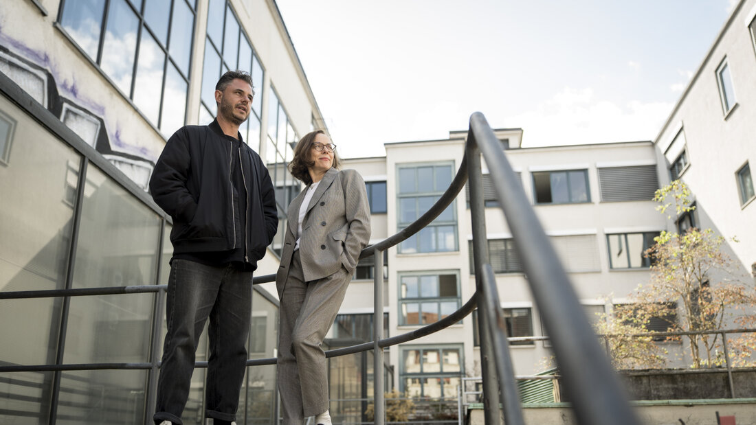 Christian Johannes Koch und Barbara Kulcsar fühlten sich bei der Realisierung der Krimiserie "Blind" den Fans der Romanvorlage verpflichtet - wollten der Adaption aber zugleich eine eigene Identität geben. (KEYSTONE/Claudio Thoma) 20260927080033392.jpg