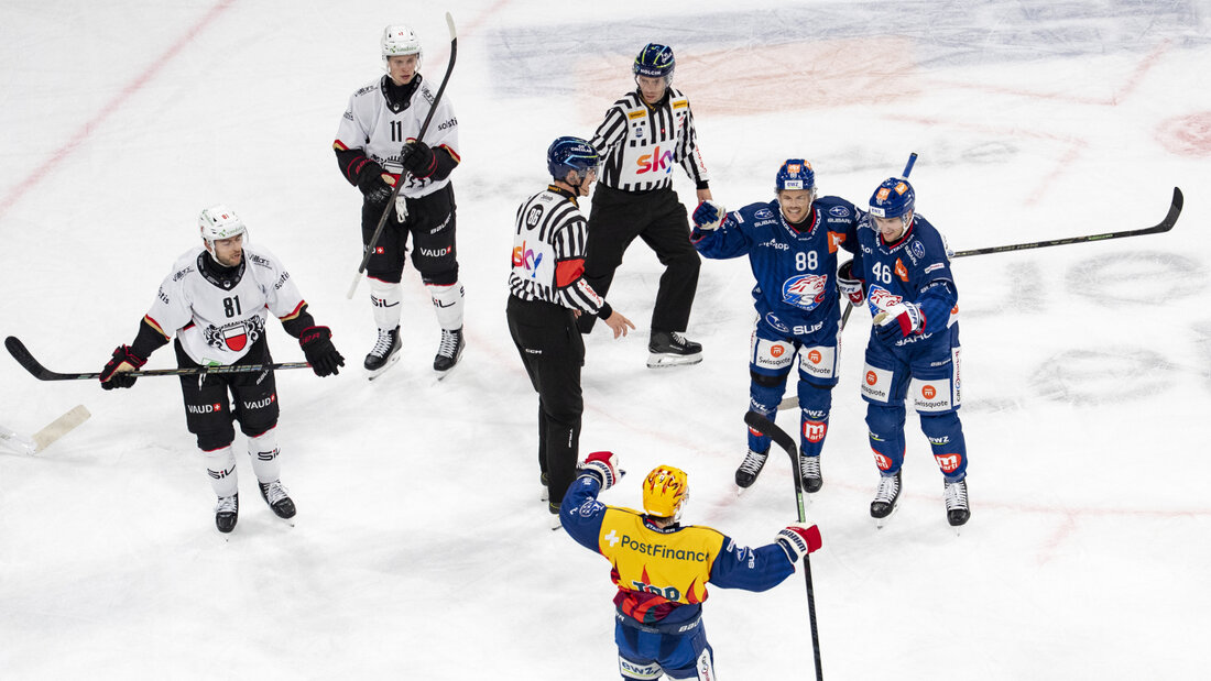 Dank Dean Kukan (mitte) hält die Serie: Die ZSC Lions gewinnen auch die achte Partie der Saison, erstmals in der Verlängerung 20261003223038153.jpg