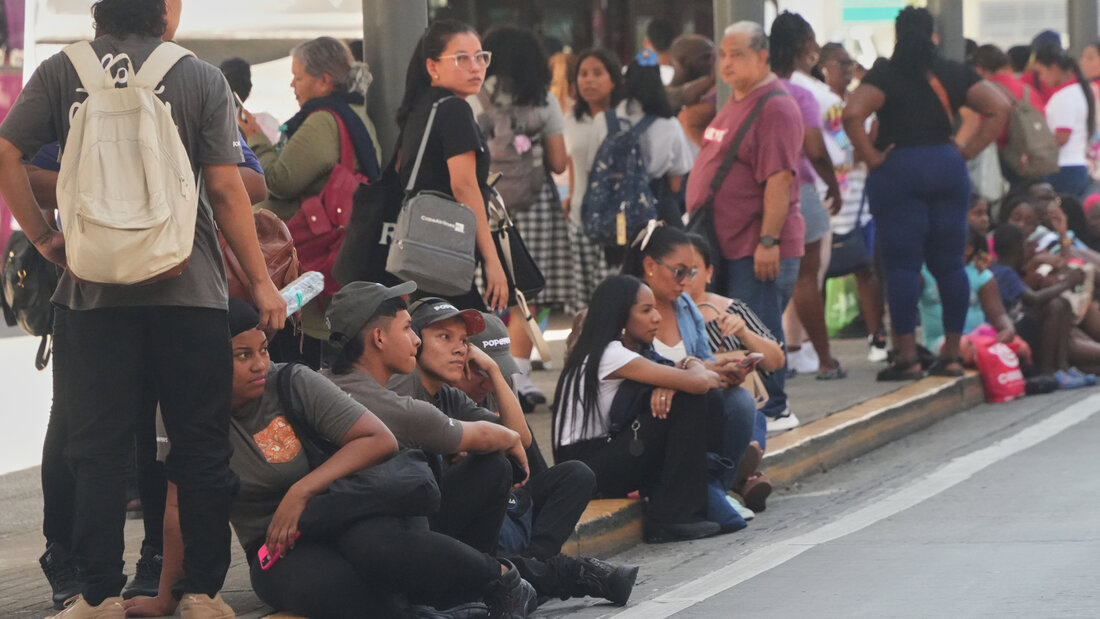 Menschen versammeln sich nach einem Erdbeben in Panama-Stadt vor einem Einkaufszentrum. Foto: Aris Mariota/AP/dpa 20261010021230974.jpg