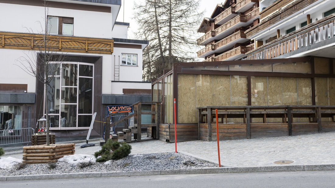 Das Gutachten muss sich insbesondere mit dem Schaumstoff befassen, der während des Unglücks in Crans-Montana im Keller der Bar "Le Constellation" verbrannt war (Archivbild). 20261011122458321.jpg