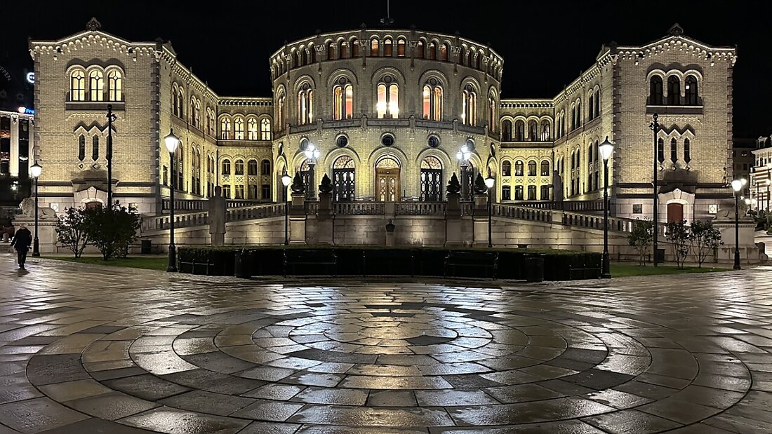 ARCHIV - Das norwegische Parlament im Zentrum der Hauptstadt ist nächtlich beleuchtet. Foto: Steffen Trumpf/dpa 20241128182243625.jpg