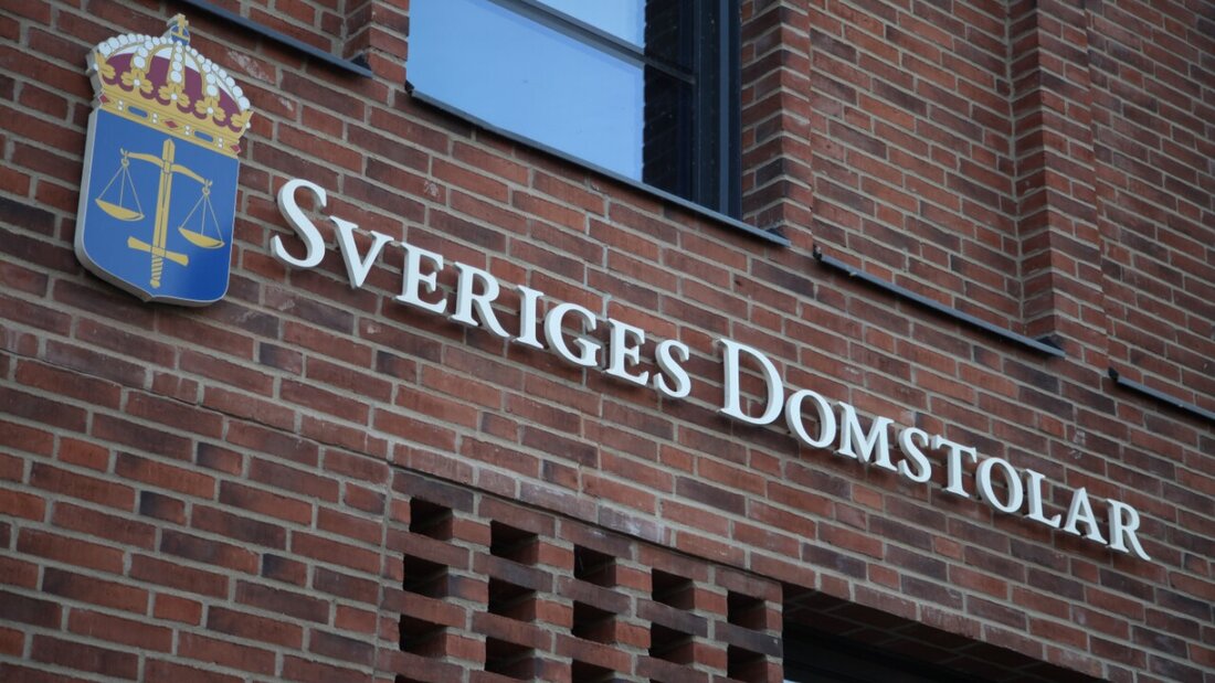 ARCHIV - Das Logo und der Schriftzug der schwedischen Gerichte (Sveriges Domstolar) sind am Amtsgericht von Malmö zu sehen. Foto: Steffen Trumpf/dpa 20251118134635695.jpg