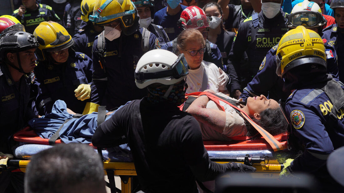 Rettungskräfte tragen Diana Troncoso, nachdem sie am Tag nach dem Erdbeben aus den Trümmern geborgen wurde. Foto: Ivan Valencia/AP/dpa 20260812003147242.jpg