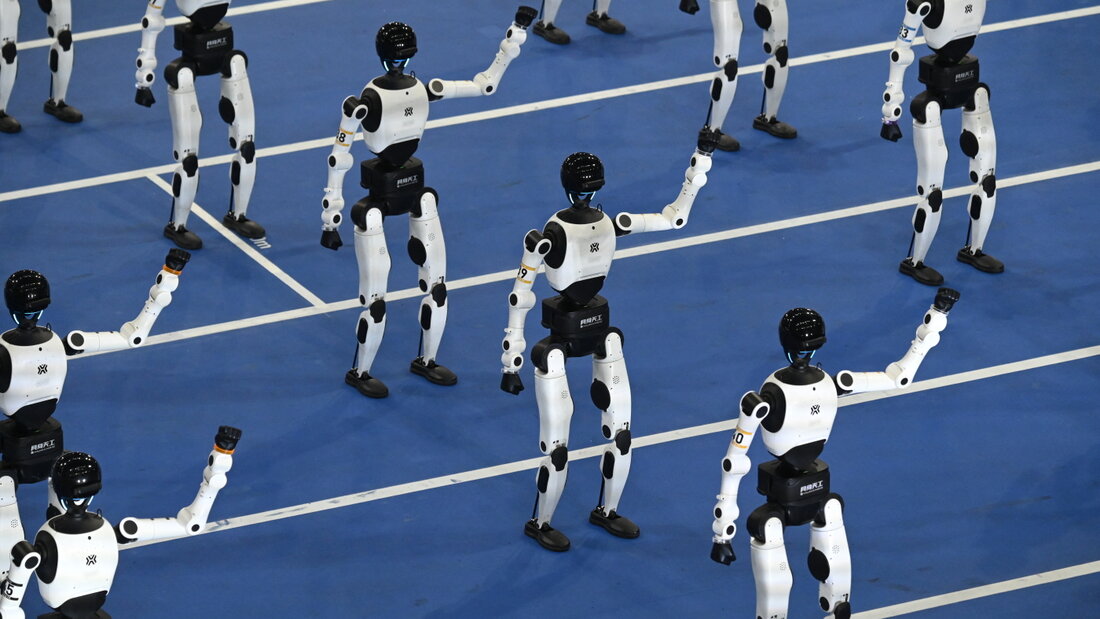 Humanoide Roboter laufen während einer Eröffnungszeremonie der zweiten Ausgabe der World Humanoid ·Robot Games (Weltmeisterschaft humanoider Roboter) in die Eisschnelllaufhalle in der chinesischen Hauptstadt ein. Foto: Johannes Neudecker/dpa 20260822181720018.jpg