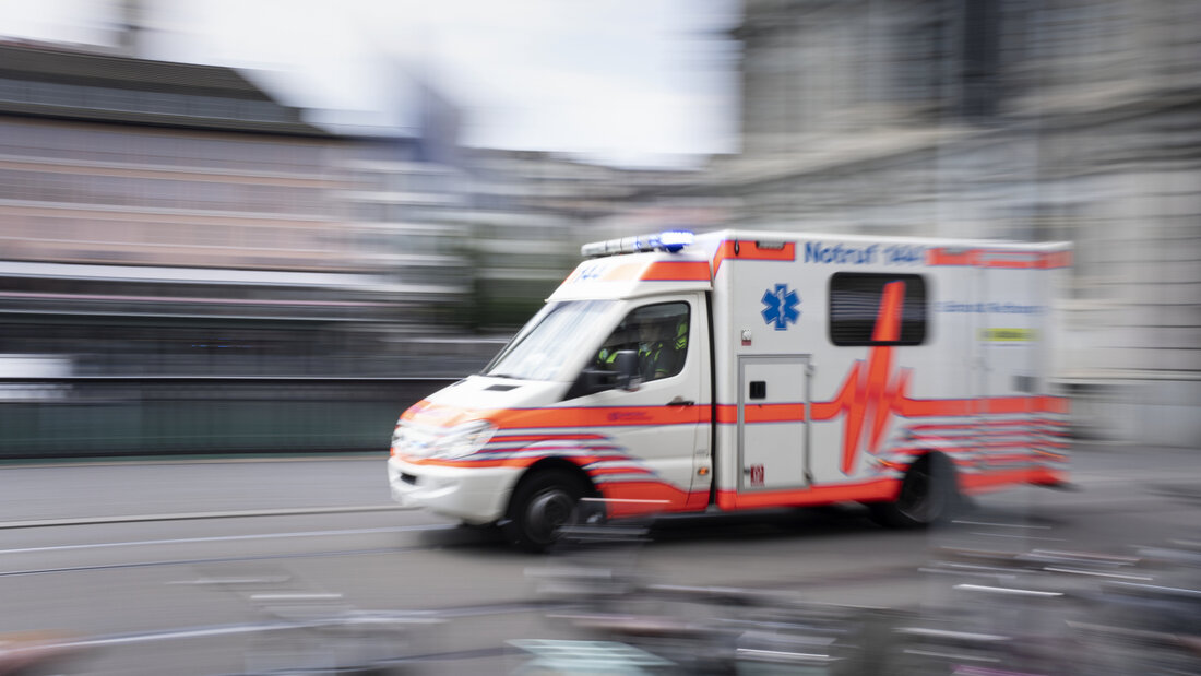 Nach einem Unfall an der Badenerstrasse kam für einen 37-Jährigen jede Hilfe zu spät. (Symbolbild) 20260827120311167.jpg