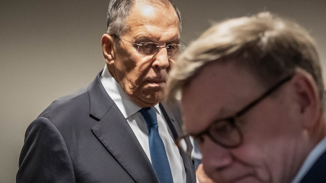 Sergej Lawrow (l), Außenminister von Russland,.verabschiedet sich von Johann Wadephul (CDU, r), Außenminister, nach einem Treffen am Rande der Sitzung der UN Generalversammlung bei den Vereinten Nationen. Foto: Michael Kappeler/dpa 20260926172927045.jpg
