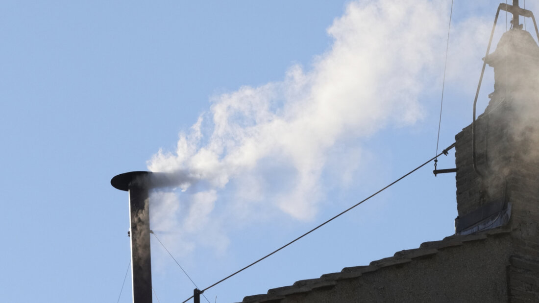 Weißer Rauch quillt aus dem Schornstein der Sixtinischen Kapelle während des Konklaves zur Wahl eines neuen Papstes im Vatikan. Die katholische Kirche hat einen neuen Papst. Foto: Andrew Medichini/AP/dpa 20250508182107561.jpg