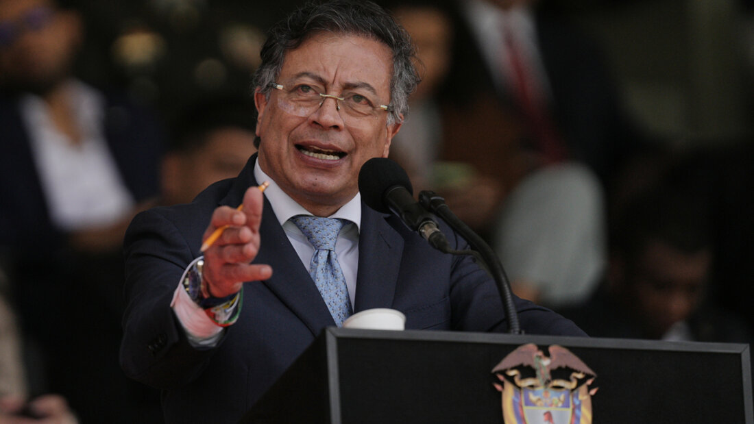 ARCHIV - Der kolumbianische Präsident Gustavo Petro spricht während der Vereidigungszeremonie von General Rincon als neuer nationaler Polizeidirektor. Foto: Ivan Valencia/AP/dpa 20260105103912141.jpg