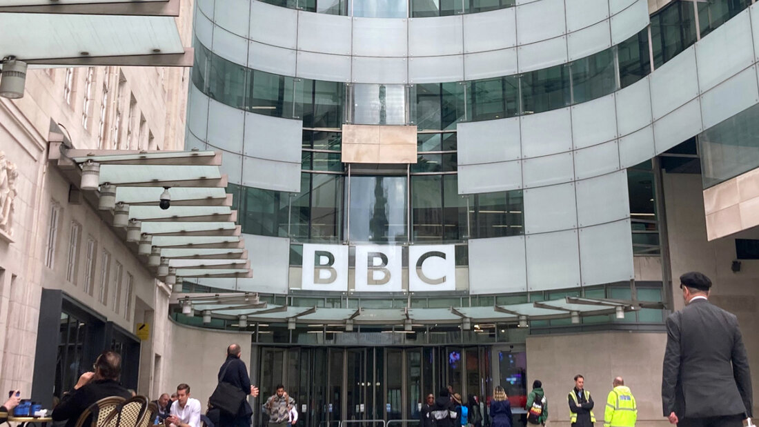 ARCHIV - Das Sender-Logo prangt am Eingang der britischen Rundfunkanstalt BBC. Foto: Christoph Meyer/dpa 20260617180122888.jpg