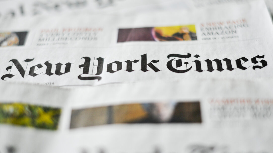ARCHIV - ILLUSTRATION - Verschiedene Ausgaben der Zeitung «New York Times» liegen auf einem Tisch. Foto: Ole Spata/dpa 20260716060028763.jpg