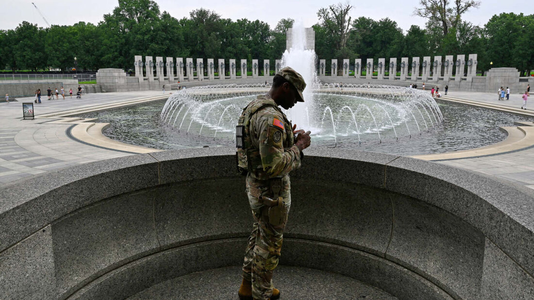 Ein Soldat der Nationalgarde patrouilliert nach dem Vandalismus am Denkmal für den Zweiten Weltkrieg in Washington. Foto: John McDonnell/FR172064 AP/AP/dpa 20260814214730345.jpg
