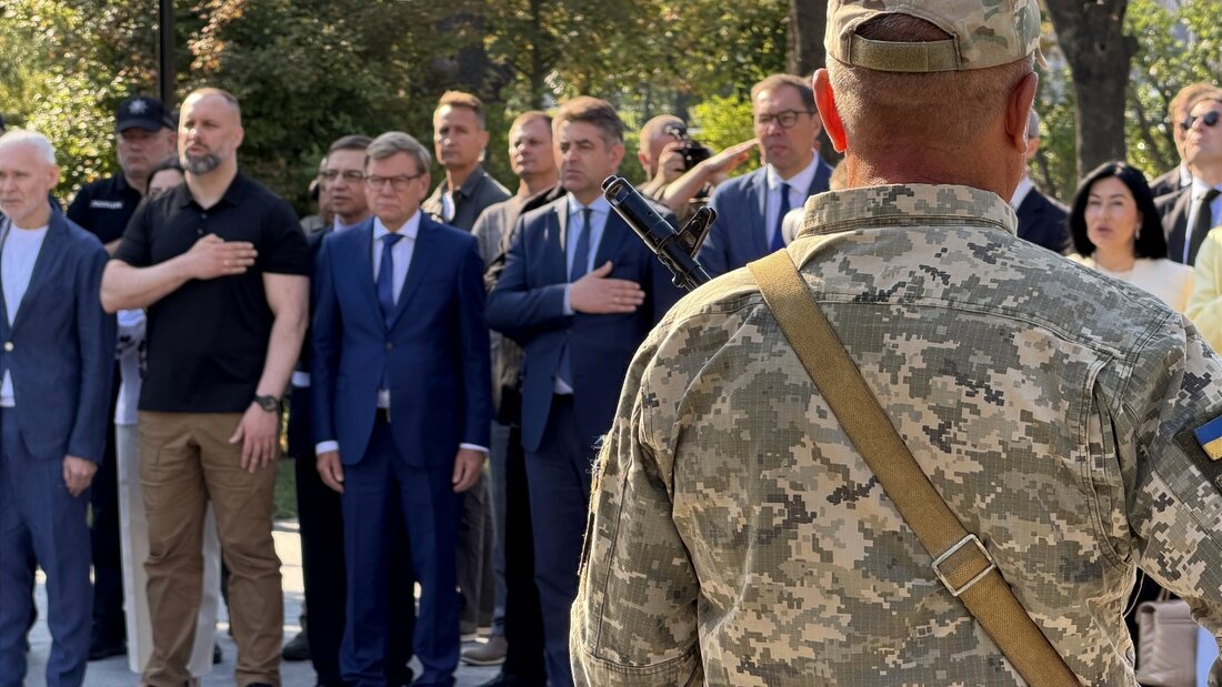 Ihor Terechow (hinten, l-M), Bürgermeister von Charkiw, Oleh Synjehubow, Gouverneur des Gebiets Charkiw, Johann Wadephul (CDU), Bundesaußenminister, und Jewhen Perebyjnis, stellvertretender Außenminister der Ukraine, stehen bei einer Zeremonie an einem gut 100 Meter hohen Fahnenmast. Foto: Michael Fischer/d/dpa 20260823153023372.jpg
