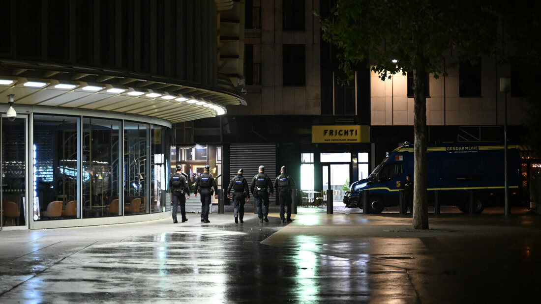 Polizisten patrouillieren während einer nächtlichen Ausgangssperre. Nach Ausschreitungen am Wochenende sind in mehreren französischen Städten auf ausgewählte Bevölkerungsgruppen oder Bereiche begrenzte Ausgangsbeschränkungen verhängt worden. Foto: Emma Da Silva/AP/dpa 20261020102038502.jpg