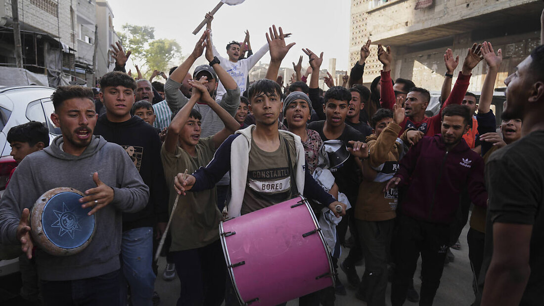 dpatopbilder - Palästinenser protestieren gegen die Hamas und den Krieg mit Israel. Foto: Jehad Alshrafi/AP/dpa 20250327055150661.jpg