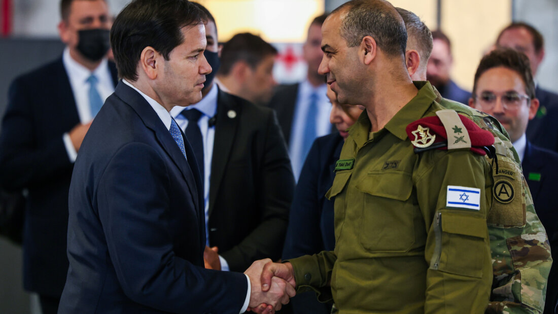 US-Außenminister Marco Rubio (l) spricht mit dem israelischen Brigadegeneral Yaakov Dolf beim Besuch des zivil-militärischen Koordinationszentrums in Südisrael. Foto: Fadel Senna/Pool AFP via AP/dpa 20251024144914546.jpg