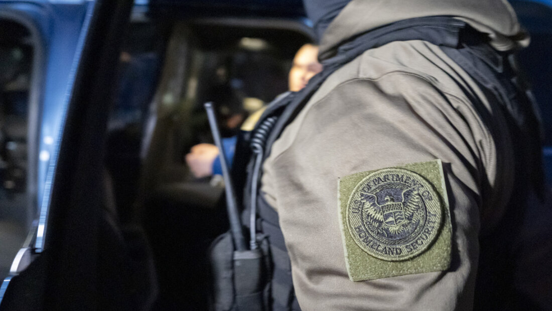 ARCHIV - Ein Beamter der US-amerikanischen Einwanderungs- und Zollbehörde, der eine Person festnimmt, trägt einen Aufnäher der Heimatschutzbehörde. Foto: Alex Brandon/AP/dpa/Archivbild 20251027103456484.jpg