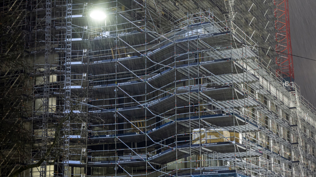 Die Abbauarbeiten an dem einsturzgefährdeten Baugerüst in Zürich-Oerlikon waren am Montagmorgen noch im Gang. (Archivbild) 20251208081603529.jpg