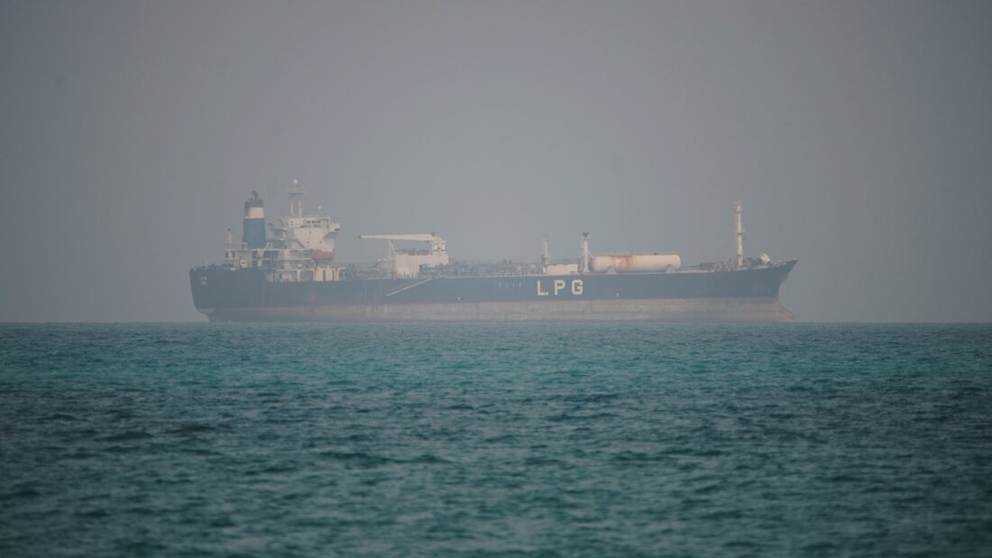 ARCHIV - Ein Tanker fährt in den Gewässern nördlich der Straße von Bab al-Mandab. Foto: Abdulnasser Alseddik/AP/dpa/Symbolbild 20260805205112354.jpg