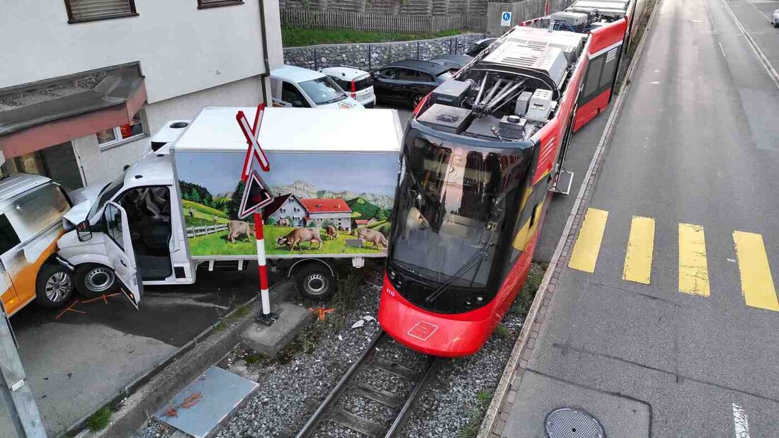 In Niederteufen AR entgleiste ein Zug der Appenzeller Bahnen nach einer Kollision mit einem Lieferwagen. 20260915100150319.jpg