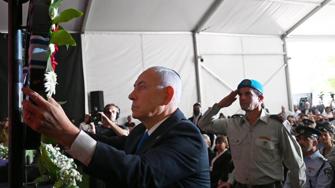 dpatopbilder - Der israelische Ministerpräsident Benjamin Netanjahu (vorne) legt während einer staatlichen Gedenkfeier auf dem Herzl-Friedhof in Jerusalem einen Kranz nieder. Foto: Debbie Hill/Pool UPI/AP/dpa 20261005153716636.jpg