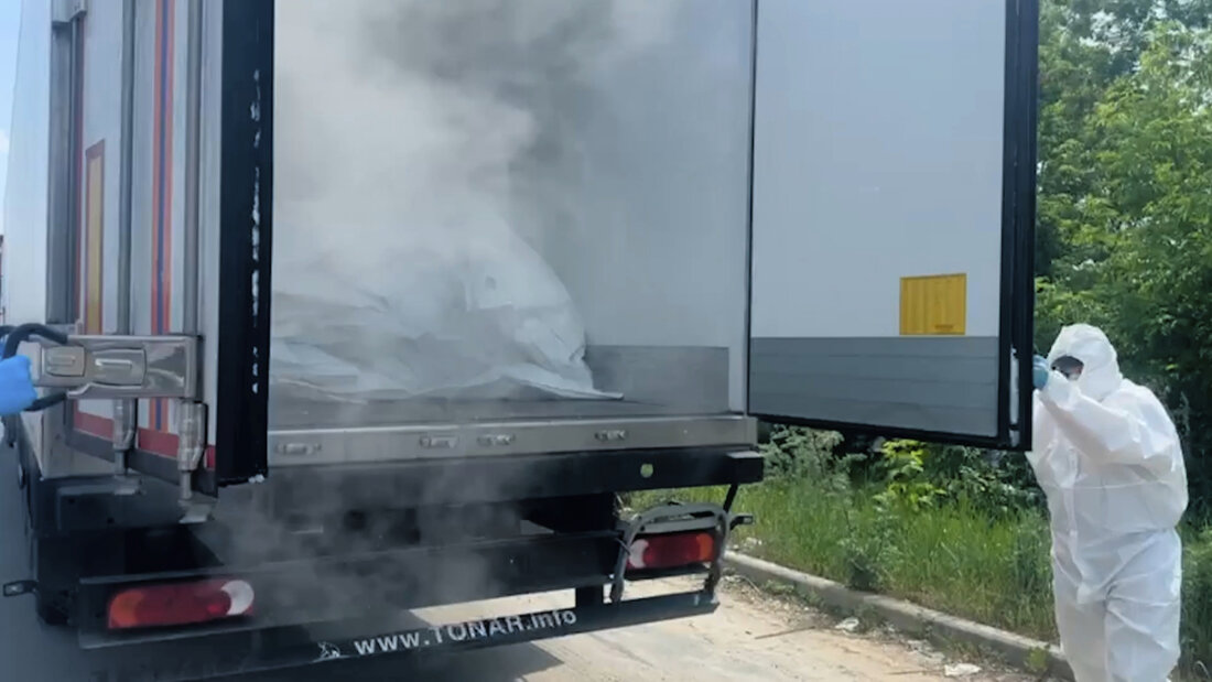 HANDOUT - Auf diesem Foto, das aus einem vom Pressedienst des russischen Verteidigungsministeriums verbreiteten Video stammt, ist ein offener Kühlwagen des ersten Konvois zu sehen, der die Leichen ukrainischer Soldaten zur Überführung in ein Austauschgebiet in der Nähe von Nowaja Guta (Belarus) transportiert, wo der groß angelegte Austausch zwischen Russland und der Ukraine beginnen soll. Foto: ---/Russian Defense Ministry Press Service/AP/dpa 20250620053020012.jpg