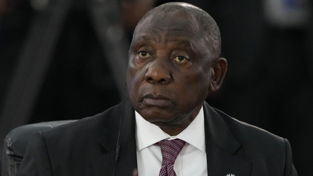 ARCHIV - Südafrikas Präsident Cyril Ramaphosa nimmt am 17. jährlichen BRICS-Gipfel teil. US-Präsident Donald Trump will Südafrika nicht zum G20-Gipfel 2026 einladen. Südafrikas Präsident Ramaphosa reagiert empört. Foto: Eraldo Peres/AP/dpa 20251127122604265.jpg