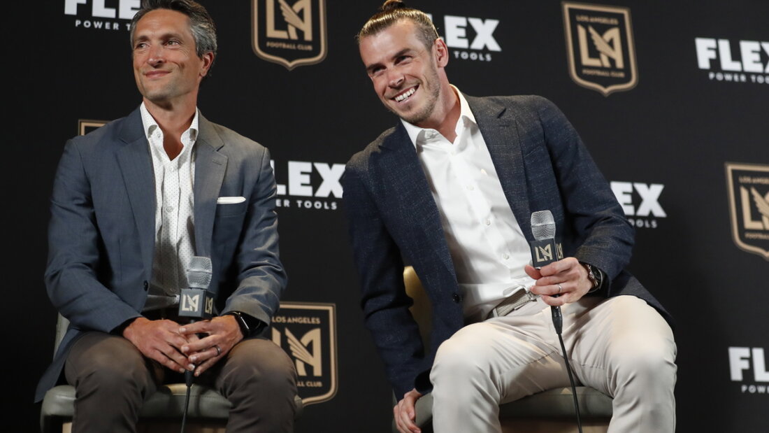 John Thorrington (links) im Juli 2022 in seiner Funktion als General Manager des LAFC an der Seite von Gareth Bale 20260203220124977.jpg