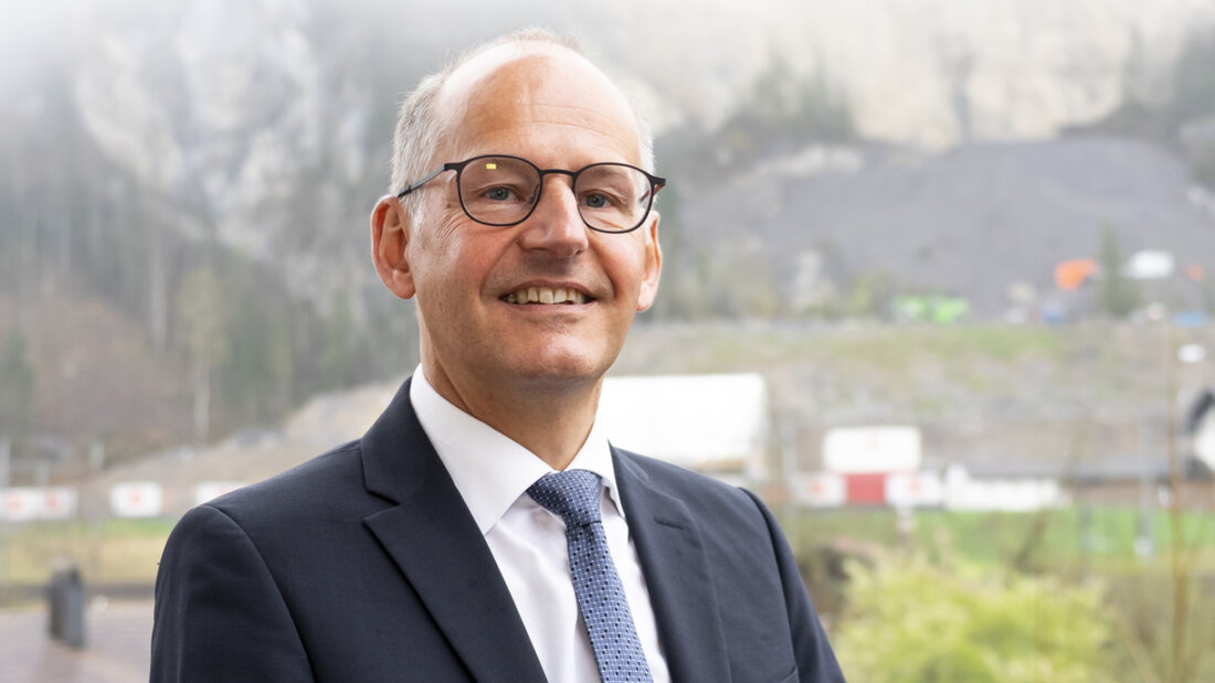 Der Projektleiter des grossen Munitionsräumungsprojekts in Mitholz, Adrian Götschi, will die Bauabläufe für die Schutzbauten von Strasse und Bahn besser entflechten. Damit könnte sich das Grossprojekt um zwei Jahre verlängern. (Archivbild) 20260528150040748.jpg