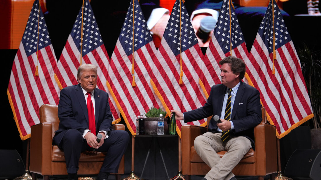 ARCHIV - Donald Trump, damals republikanischer Präsidentschaftskandidat, spricht mit Tucker Carlson während einer Show der Tucker Carlson Live Tour in der Desert Diamond Arena. Foto: Julia Demaree Nikhinson/AP/dpa 20260623093035584.jpg