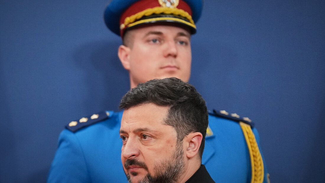 dpatopbilder - Der ukrainische Präsident Wolodymyr Selenskyj trifft im Serbien-Palast ein, um gemeinsam mit seinem serbischen Amtskollegen Vucic eine gemeinsame Pressekonferenz abzuhalten. Foto: Darko Vojinovic/AP/dpa 20260808150533721.jpg