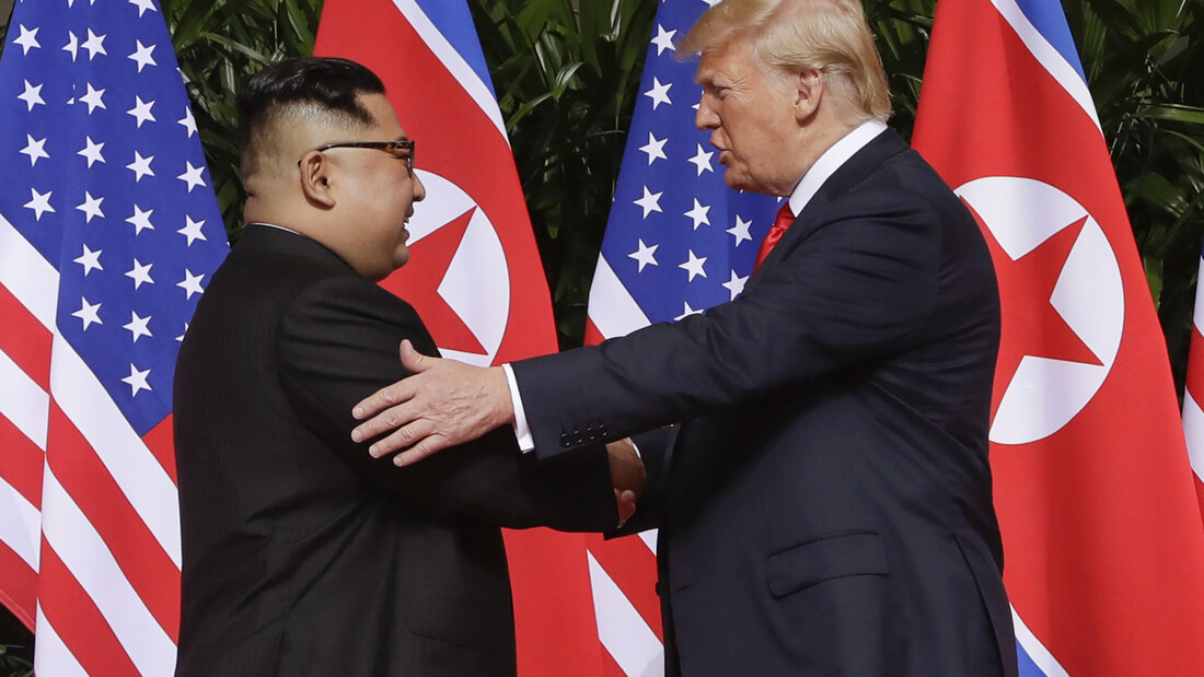 ARCHIV - US-Präsident Donald Trump (r) schüttelt dem nordkoreanischen Machthaber Kim Jong Un die Hand. Foto: Evan Vucci/AP/dpa 20260817013045795.jpg