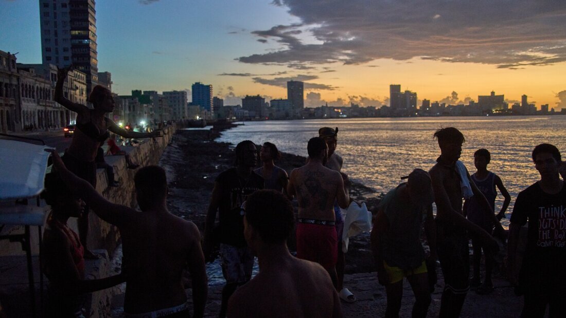 ARCHIV - Menschen beobachten den Sonnenuntergang vom Malecón aus während eines Stromausfalls in Havanna. Foto: Ramon Espinosa/AP/dpa/Archivbild 20260918215428771.jpg