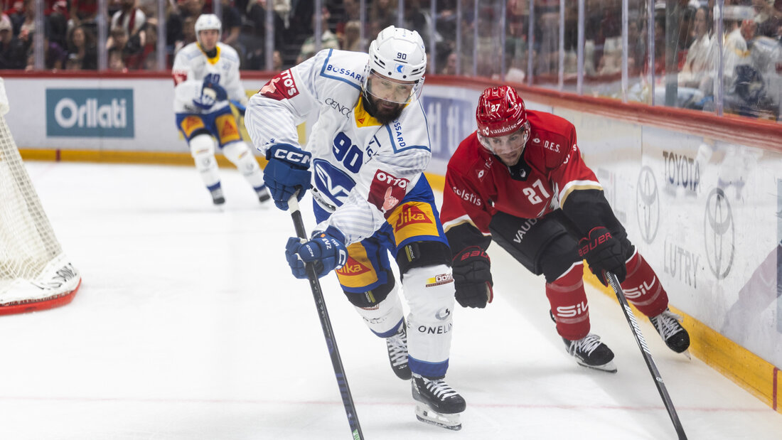 Austin Czarnik (rechts) verletzte sich im Spiel gegen Zug am Handgelenk und muss operiert werden 20260923112854268.jpg