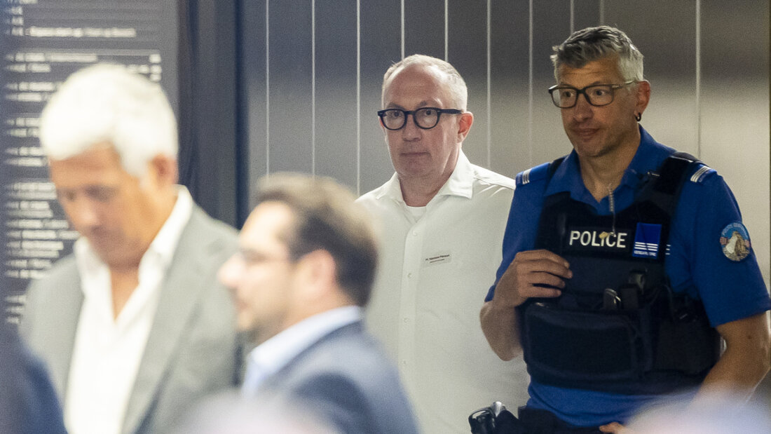 Anfang Woche hörte die Walliser Staatsanwaltschaft den Gemeindepräsidenten von Crans-Montana, Nicolas Féraud (M.), an. 20260416114153167.jpg