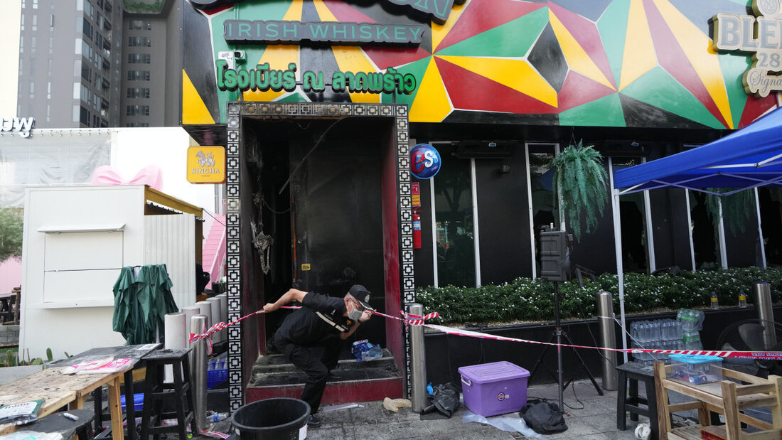 Ein Kriminaltechniker verlässt den Ort eines Brandes. Foto: Sakchai Lalit/AP/dpa 20260713050405451.jpg