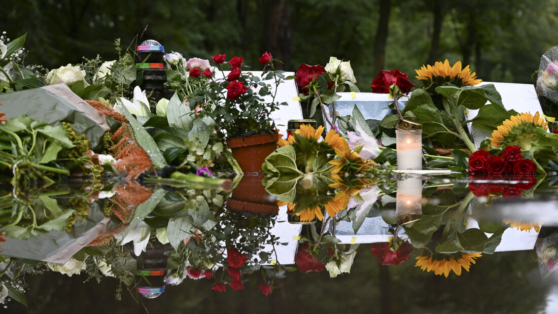 Kerzen und Blumen stehen in der Nähe des Tatorts auf dem Boden. Im Tiergarten war am Rande des Christopher Street Day ein Mann mit einem Fahrzeug in eine Menschenmenge gefahren. Foto: Markus Lenhardt/dpa 20260727134854336.jpg