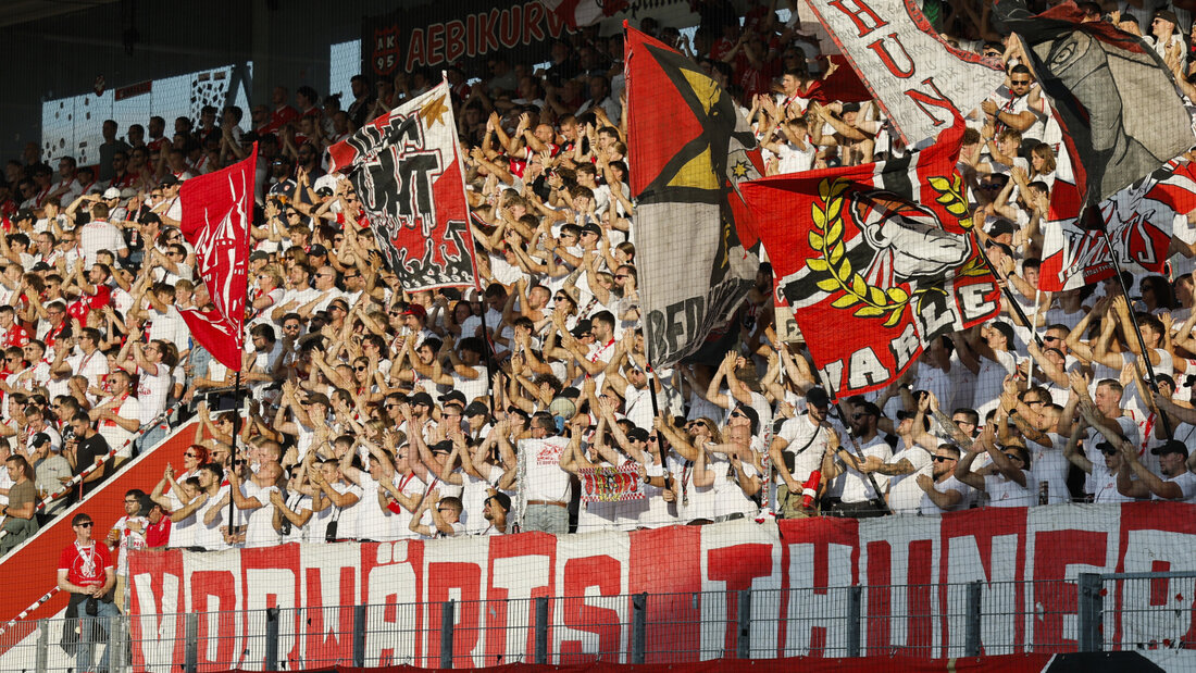 Die Fans des FC Thuns beim Heimspiel gegen Dinamo Zagreb in der Champions-League-Qualifikation 20260806051511263.jpg