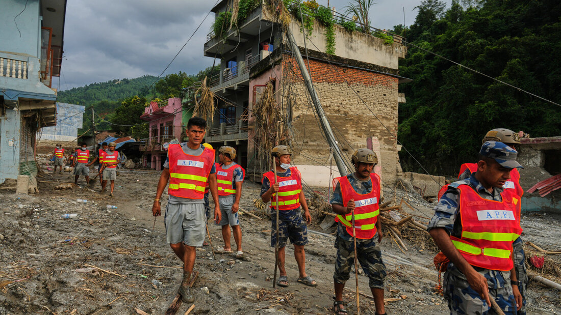 Arbeiter räumen nach einer Sturzflut im Gebiet Devighat im Distrikt Nuwakot Trümmer weg. Foto: Rajesh Kumar Singh/AP/dpa 20260829061733828.jpg
