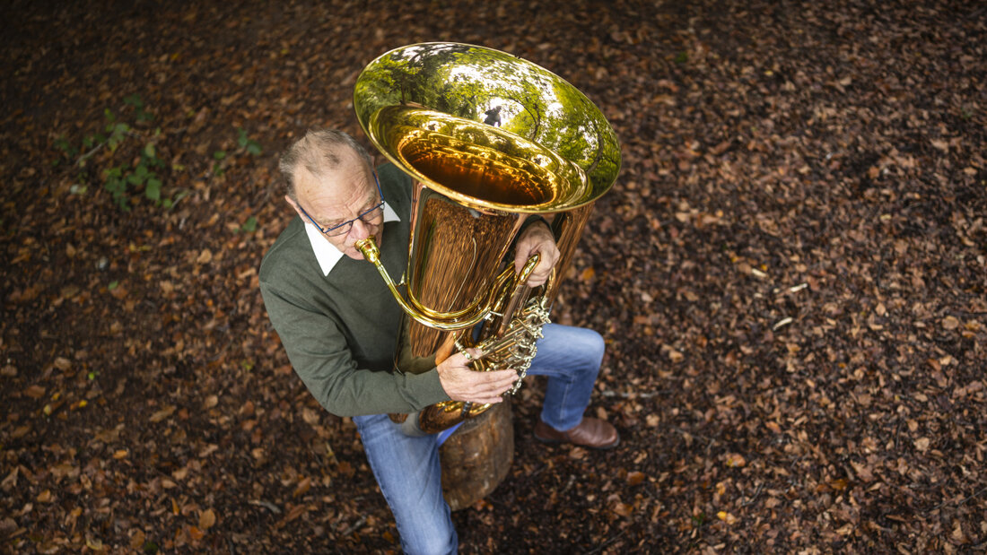 Der Zürcher Tubaspieler Bruno Puricelli spielt gerne draussen. Das gefällt nicht allen - Nachbarn beschwerten sich, am Dienstag stand er vor Gericht. 20261020144032081.jpg