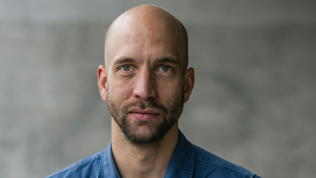 Der Filmemacher Moris Freiburghaus begleitet in seinem Film "I Love You, I Leave You" seinen besten Freund, den Musiker Dino Brandão, der an einer bipolaren Erkrankung leidet. Es sei ein Grenzgang, einen Menschen in einem solchen Zustand zu dokumentieren, sagt Freiburghaus im Gespräch. 20251106063104926.jpg