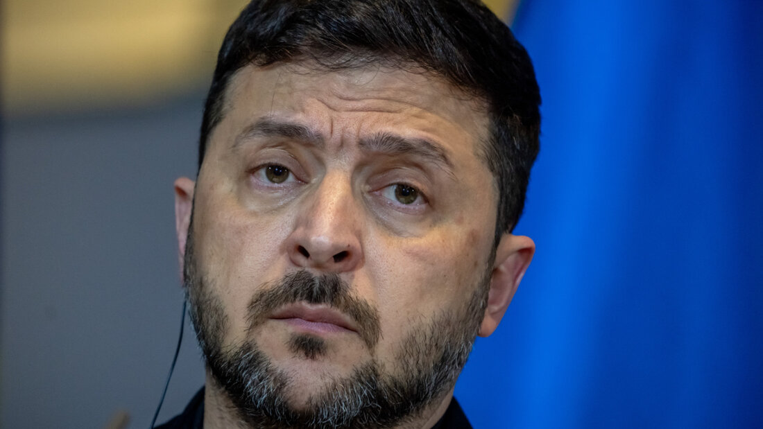 Wolodymyr Selenskyj, Präsident der Ukraine nimmt an einer Pressekonferenz im Kanzleramt teil. In Berlin finden Beratungen zu einem möglichen Frieden in der Ukraine statt. Foto: Michael Kappeler/dpa 20251216024023499.jpg