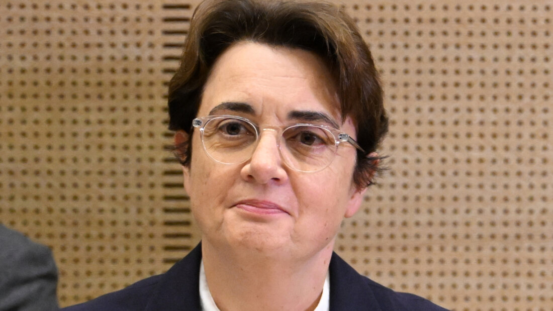 ARCHIV - Laurence des Cars, Direktorin des Louvre-Museums, vor einer Anhörung vor dem Kulturausschuss des Senats, drei Tage nachdem historische Juwelen gestohlen wurden. Foto: Emma Da Silva/AP/dpa 20260224181804770.jpg