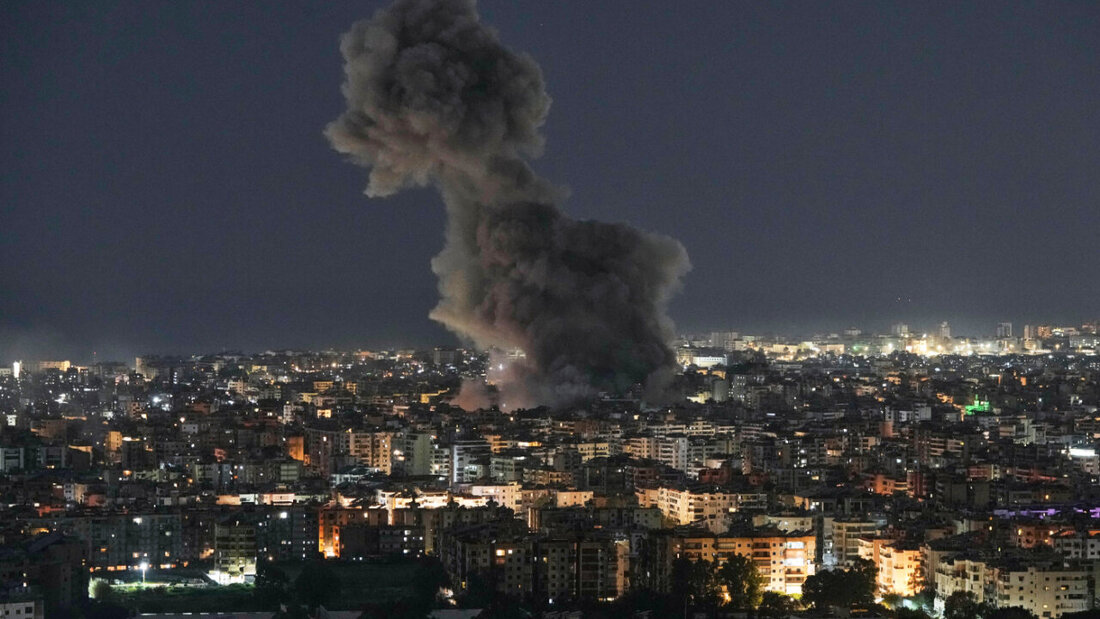 dpatopbilder - Rauch steigt auf von israelischen Luftangriffen in Dahieh, einem südlichen Vorort von Beirut. Foto: Bilal Hussein/AP/dpa 20260303060744432.jpg