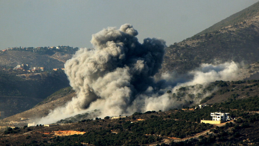 ARCHIV - Rauchschwaden nach israelischen Luftangriffen auf Hisbollah-Stellungen in dem südlibanesischen Dorf Mahmoudieh. (zu dpa: «Israel greift erneut Ziele im Libanon an») Foto: Stringer/dpa 20260303144417592.jpg