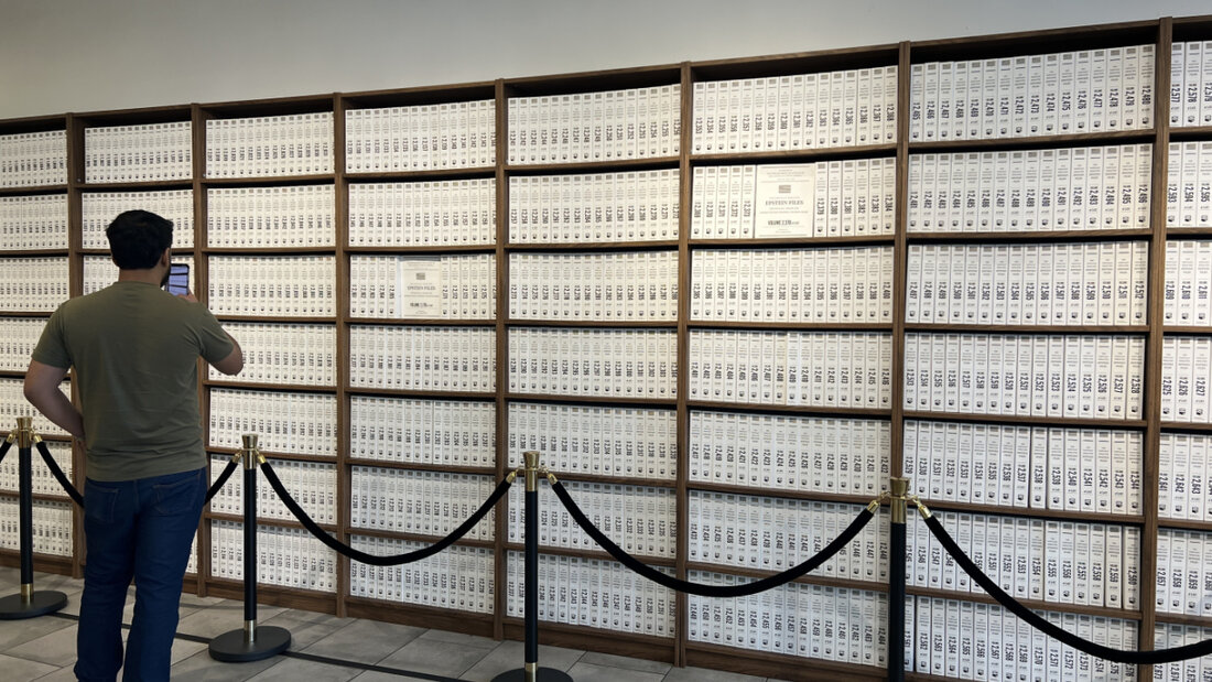 PRODUKTION - Ein Besucher steht im «Donald J. Trump and Jeffrey Epstein Memorial Reading Room» in einer Ausstellung, die die Epstein-Dokumente in 3.437 Büchern zeigt. Rund 3,5 Millionen Dokumente hat das US-Justizministerium zum Fall Epstein veröffentlicht. Das Ausmaß will die Ausstellung nun greifbar machen. Foto: Christina Horsten/dpa 20260514074506553.jpg