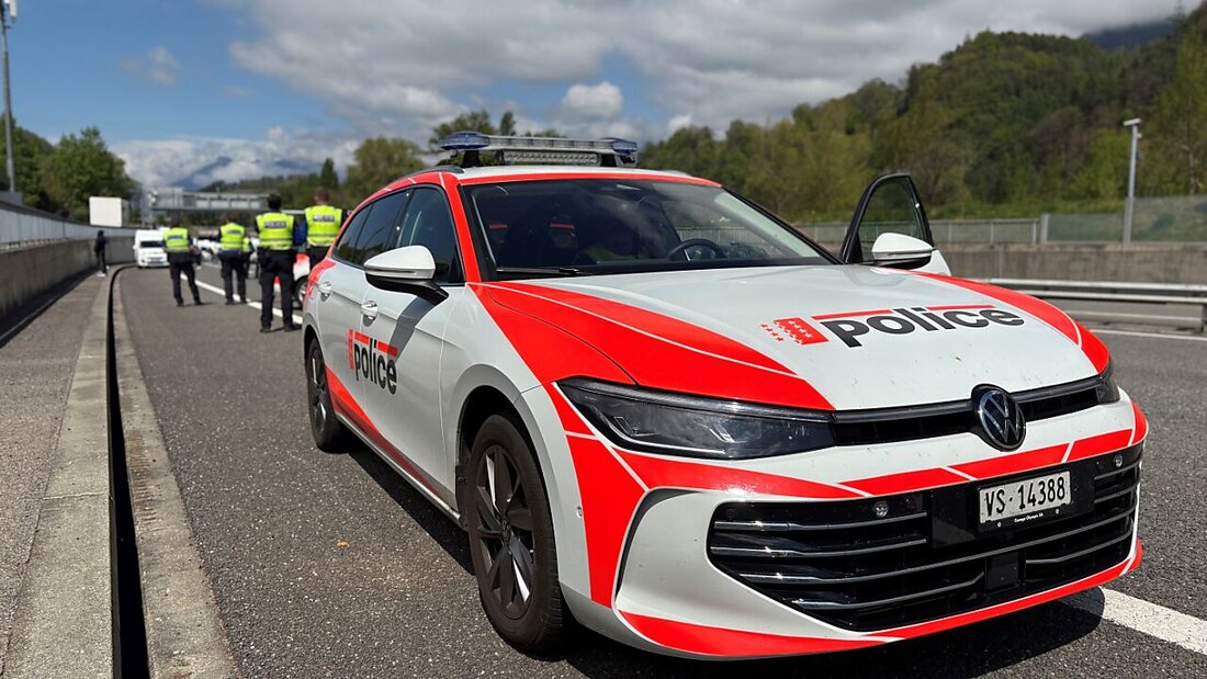 Die Kantonspolizei blockiert einen Konvoi von Fahrenden auf der Autobahn A9 in St-Maurice. 20250415145922557.jpg