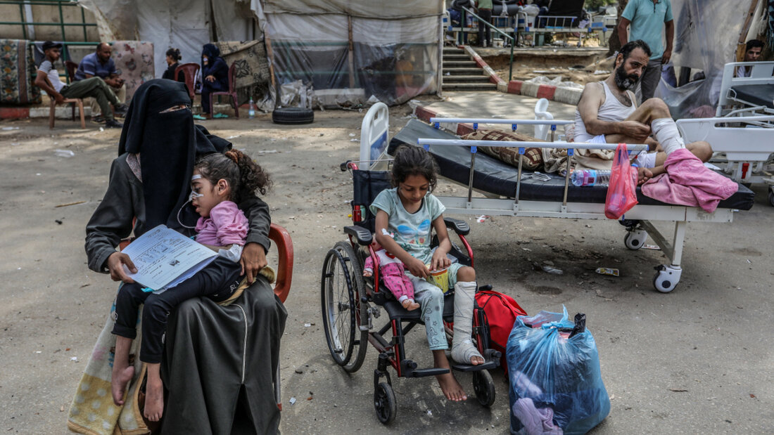 ARCHIV - Patienten werden aus dem Europakrankenhaus evakuiert und in das Nasser-Krankenhaus verlegt, zwei der wenigen Gesundheitszentren im Gazastreifen. Foto: Abed Rahim Khatib/dpa 20250522051319037.jpg