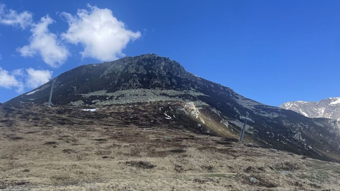 Der Gleitschirmpilot stürzte Anfang Mai an der rechten Flanke des Bärnet oberhalb von Klosters GR ab. (Archivbild) 20250528151903567.jpg