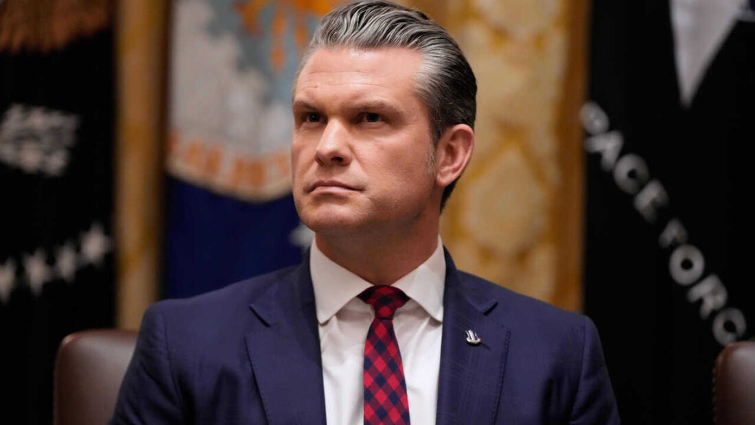 US-Verteidigungsminister Pete Hegseth hört zu, während US-Präsident Trump während einer Kabinettssitzung im Weißen Haus spricht. Foto: Julia Demaree Nikhinson/AP/dpa 20251205051826465.jpg