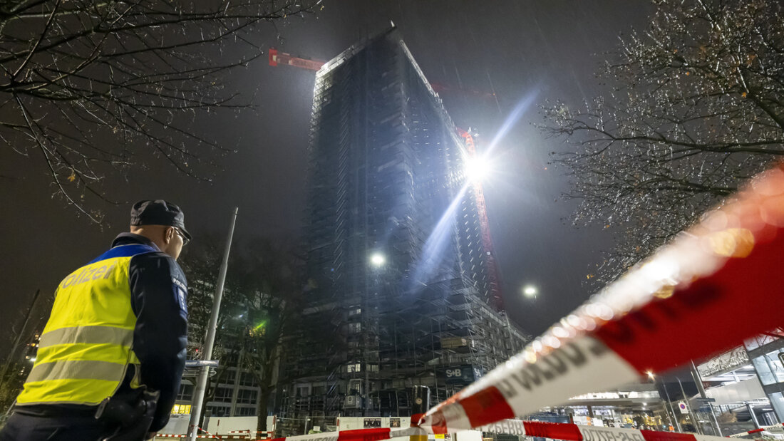 Das Baugerüst des Hochhauses in Zürich-Oerlikon ist instabil, es besteht die Möglichkeit, dass es einstürzt. 20251207220349774.jpg